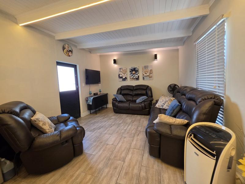3 Bedroom Property for Sale in Britannia Bay Western Cape